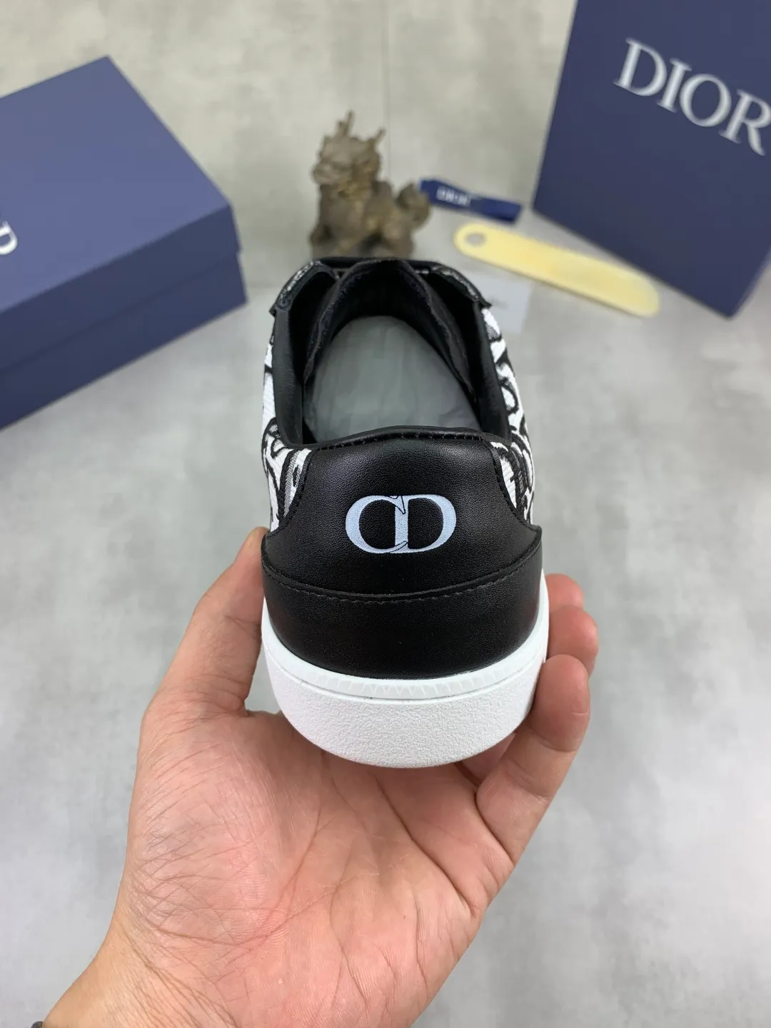 Men's shoes 💰P360 New Dior B01 moral training shoes, white first-layer cowhide, original molded outsole. New to the fall collection, this sneaker marks the return of a Dior classic, reinterpreted in a stylish and elegant silhouette. Crafted from white smooth first-grain cowhide with a tonal silk sheepskin lining, it features the Dior logo on the tongue and inner sides, and a CD icon on the heel. Paired with Tpu anti-slip soles of the same color, it can be matched with various styles to create a sophisticated look.  Code number: 38-44